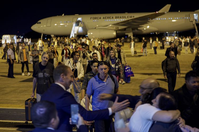 Brasília (DF) 11/10/2023 – O primeiro avião da FAB trazendo 211 brasileiros de Israel aterrissa às 4h da manhã, na Base Aérea de Brasília. A operação de resgate, denominada Voltando em Paz, começou no domingo (8) com a saída da aeronave do Brasil com destino à Itália e, de lá, para Tel Aviv (capital israelense), de onde os brasileiros embarcaram.
Foto: Joédson Alves/Agência Brasil