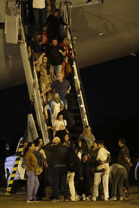 Brasília (DF) 11/10/2023 – O primeiro avião da FAB trazendo 211 brasileiros de Israel aterrissa às 4h da manhã, na Base Aérea de Brasília. A operação de resgate, denominada Voltando em Paz, começou no domingo (8) com a saída da aeronave do Brasil com destino à Itália e, de lá, para Tel Aviv (capital israelense), de onde os brasileiros embarcaram.
Foto: Joédson Alves/Agência Brasil
