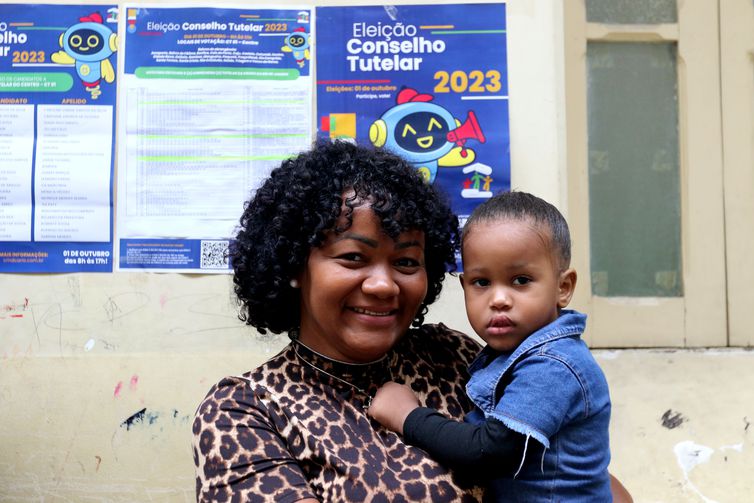 Rio de Janeiro (RJ), 01/10/2023 - Jaciane Alves, trancista, votou na eleição para conselho tutelar, na Escola Municipal Celestino da Silva, região central da cidade. Foto:Tânia Rêgo/Agência Brasil