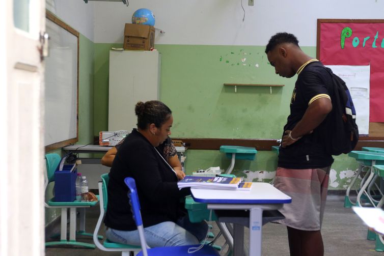 Rio de Janeiro (RJ), 01/10/2023 - Eleitores comparecem em posto de votação de eleição para conselhos tutelares, na Escola Municipal Celestino da Silva, região central da cidade. Foto:Tânia Rêgo/Agência Brasil
