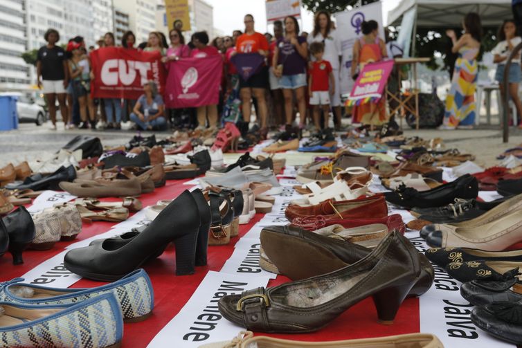 Rio de Janeiro (RJ) 25/11/2023 – Protesto com pares de sapato representando mulheres vítimas de feminicídio, em Copacabana, no Dia Internacional pela Eliminação da Violência contra a Mulher. Foto: Fernando Frazão/Agência Brasil