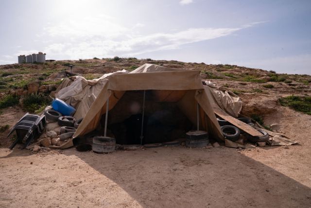 Tenda marca entrada de caverna na Cisjordânia, onde palestinos vivem