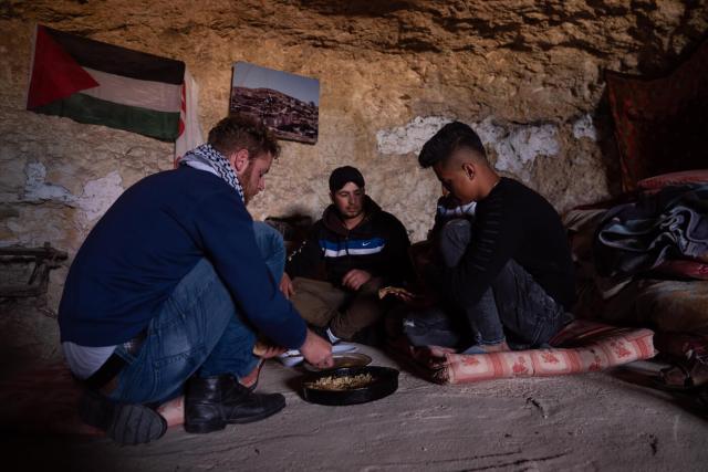 Jovens palestinos em caverna na Cisjordânia