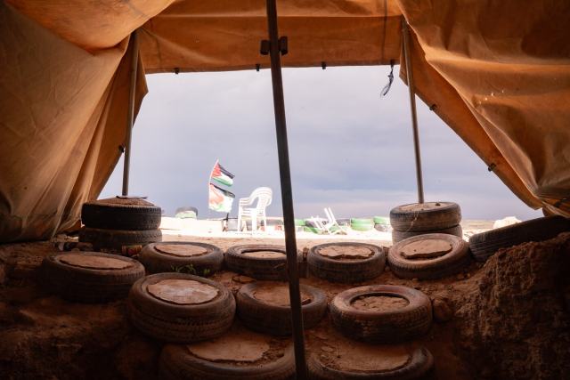 Bandeira palestina fincada em frente à entrada da caverna