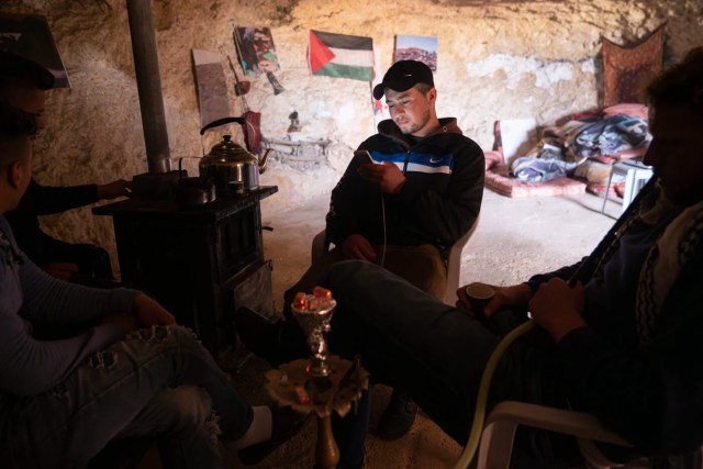 Palestinos conhecidos como "Juventude de Sumud", que vivem nas cavernas da Cisjordânia