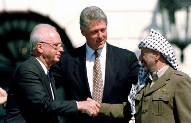 À esquerda o então líder palestino, Yasser Arafat, ao centro o então presidente dos Estados Unidos, Bill Clinton, e à direita o então premiê israelense, Yitzahk Rabin