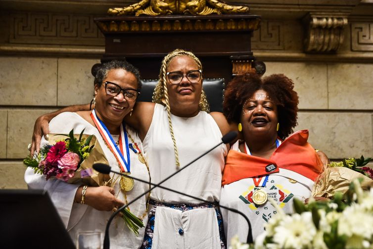 Homenagem pessoas negras - Câmara Rio. Lúcia Xavier, Monica Cunha e Clátia Vieira. Foto: Caio Oliveira/Divulgação