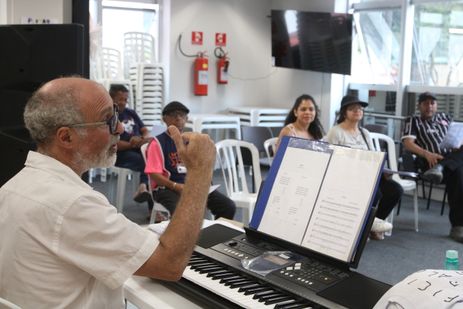 São Paulo (SP), 22/12/2023 - Ensaio do coral formado por pessoas em situação de vulnerabilidade social, regido por Mauro Rodrigues Aulicino, na Estação da Cidadania. Foto: Rovena Rosa/Agência Brasil