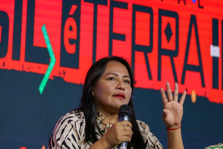 Brasília, DF 14/12/2023 A Coordenadora Geral de Enfrentamento à Crise Climática do Ministério dos Povos Indígenas (MPI), Suliete Baré, participa da mesa de debate 