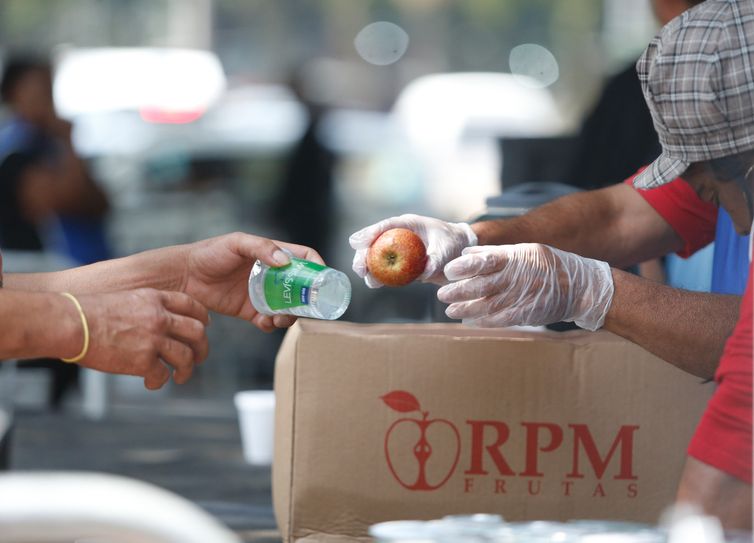 São Paulo SP, 21/09/2023, Operação Altas Temperaturas, da prefeitura de São Paulo, na Praca da Republica, distribui agua e frutas para pessoas em situação de vulnerabilidade para amenizar o impacto do calor previsto para os próximos dias.
Foto Paulo Pinto/Agência Brasil