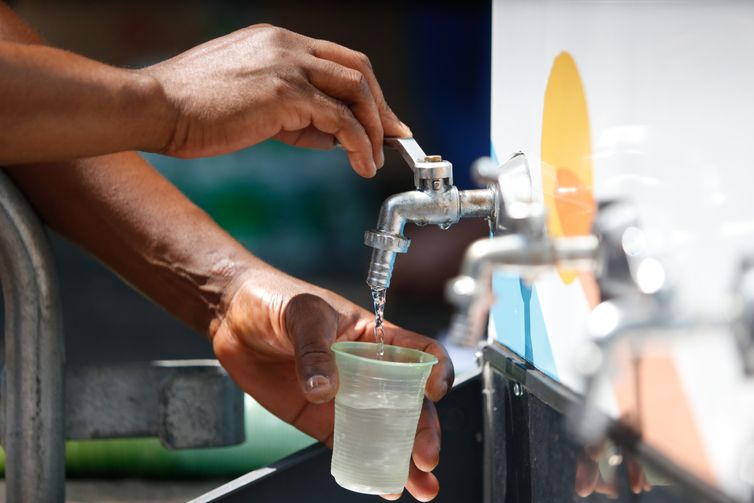 São Paulo SP, 21/09/2023, Operação Altas Temperaturas, da prefeitura de São Paulo, na Praca da Republica, distribui agua e frutas para pessoas em situação de vulnerabilidade para amenizar o impacto do calor previsto para os próximos dias.
Foto Paulo Pinto/Agência Brasil