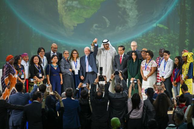 Lula segura a mãe do Sultão Al-Jaber, presidente da COP28 em Dubai