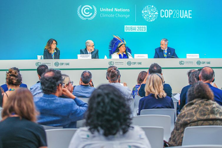 Brasília (DF) 06/12/2023 – COP-28: Coletiva de imprensa com a Ministra dos Povos Indígenas, Sonia Guajajara, junto ao Secretário para Clima, Energia e Meio Ambiente do Ministério das Relações Exteriores, Emb. André Corrêa do Lago, a Secretária Nacional de Mudanças do Clima do Ministério do Meio Ambiente, Ana Toni e o secretário-executivo do Ministerio do Meio Ambiente, João Paulo Capobianco.
Foto: Estevam/Audiovisual/PR