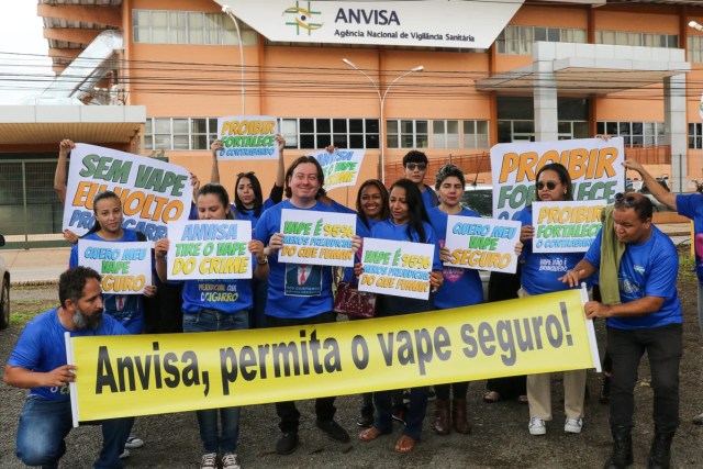 Manifestantes em protesto em frente à sede da Anvisa pediram a regulamentação do cigarro eletrônico em dezembro de 2023