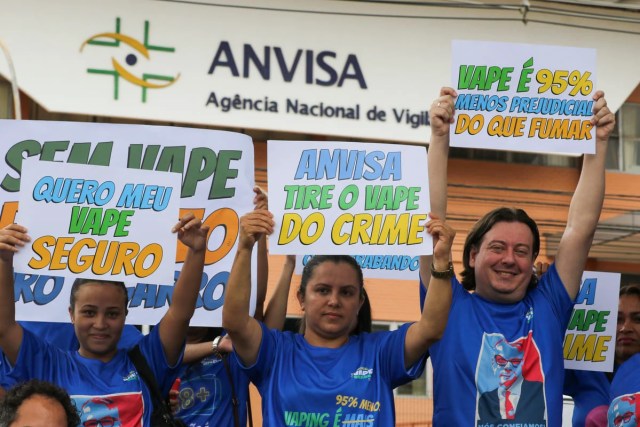 Manifestantes em protesto em frente à sede da Anvisa pediram a regulamentação do cigarro eletrônico em dezembro de 2023