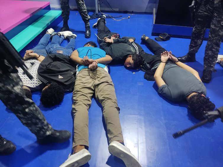 CAPTURADO Como resultado da intervenção em
@tctelevision #GYE , nossas unidades policiais conseguiram até o momento prender diversos sujeitos e provas ligadas ao crime. Foto: Policía do Equador/X