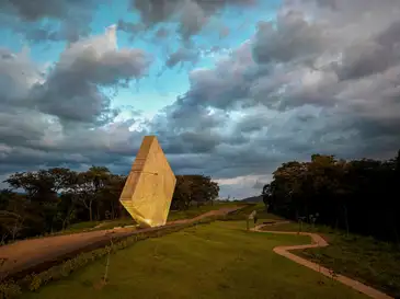 Brasília (DF) 26/01/2024 - Um pavilhão com cerca de 1,5 mil metros quadrados de área construída, integrado a um amplo jardim, em um terreno de 9 hectares. Trata-se de um memorial onde familiares das vítimas da tragédia ocorrida em Brumadinho no dia 25 de janeiro de 2019 poderão se conectar com seus parentes e prestar suas homenagens. Foto: Jomar Bragança/Arquitetos Associados/Divulgação