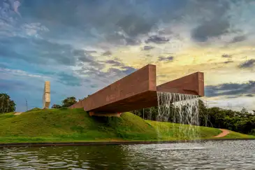 Brasília (DF) 26/01/2024 - Um pavilhão com cerca de 1,5 mil metros quadrados de área construída, integrado a um amplo jardim, em um terreno de 9 hectares. Trata-se de um memorial onde familiares das vítimas da tragédia ocorrida em Brumadinho no dia 25 de janeiro de 2019 poderão se conectar com seus parentes e prestar suas homenagens. Foto: Jomar Bragança/Arquitetos Associados/Divulgação