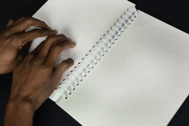 Dia Mundial do Braille: 4 de janeiro. Como está o ensino do Braille no país? Como os cegos aprendem a ler e escrever? O Braille é ensinado nas escolas públicas do Brasil? Qual a participação do governo federal neste processo? Foto: Freepik