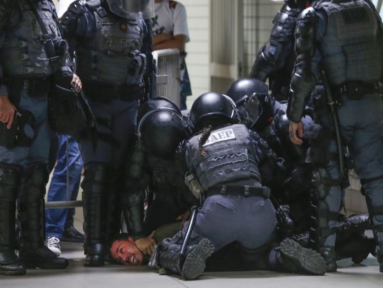 São Paulo SP 18/01/2023 Manifestação no centro da cidade contra o aumento das tarifas do metrô, CPTM e EMTU e contra as privatizações do governo Tarcísio. Policiais no Metro Republicas detém um cidadão .Foto Paulo Pinto/Agência Brasil