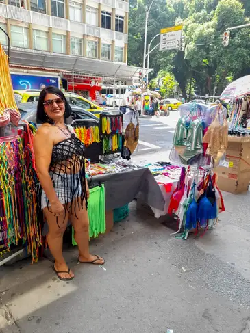 Rio de Janeiro (RJ) 09/02/2024 - Personagem vendedora de itens carnaval na zona sul do Rio de Janeiro, Cristina de Oliveira para matéria - Carnaval é o nosso 13º salário”, diz representante de ambulantes
Foto: Cristina de Oliveira/Arquivo Pessoal