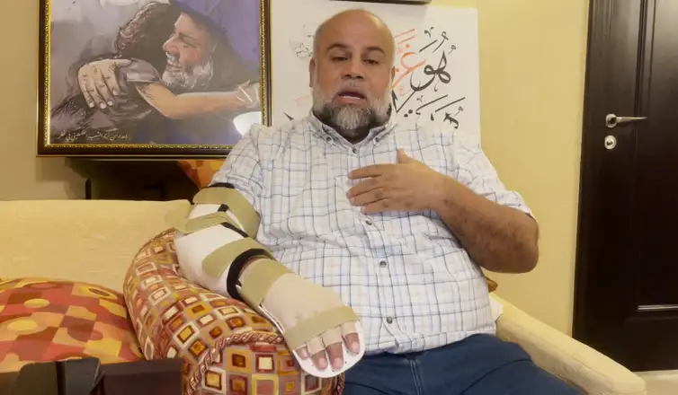 Brasília (DF) 26/02/2024 - O jornalista palestino Wael Al-Dahdouh, de 53 anos, fazia uma transmissão ao vivo quando recebeu um telefonema informando que sua esposa, dois dos seus filhos, de 7 e 15 anos, mais o neto, com poucos meses de vida, foram assassinatos por um bombardeio israelense, no dia 25 de outubro de 2023.
Frame da TV Al Jazeera/Divulgação
