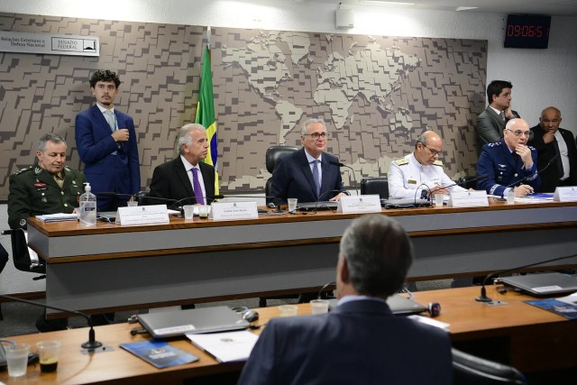 Ministro José Múcio acompanhado do comandante do Exército Brasileiro, general Tomás Miguel Miné Ribeiro Paiva; comandante da Marinha do Brasil, almirante de esquadra Marcos Sampaio Olsen; comandante da Força Aérea Brasileira (FAB), Marcelo Kanitz Damasceno