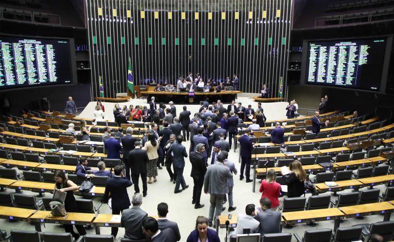 Deputados aprovaram o projeto em sessão do Plenário