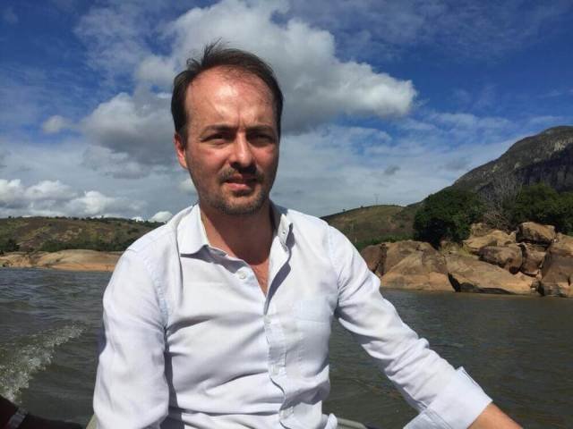 Foto procurador Edmundo no Rio Doce, na altura do território dos indígenas Krenak, no município de Resplendor/MG