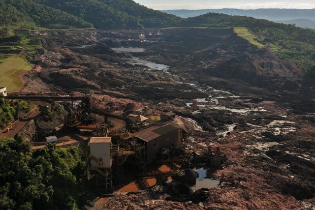 Imagem aérea mostra local da tragédia de Brumadinho, com rejeitos de lama espalhados por todo o solo, além de estruturas da Vale que foram destruídas