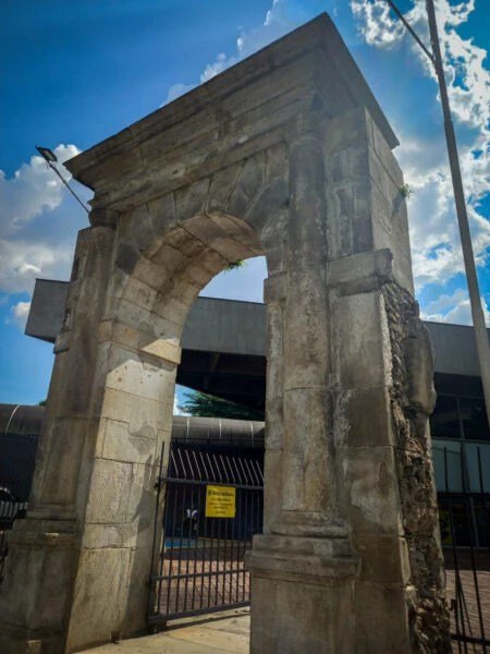 Arco de pedra na região central em São Paulo é o último vestígio do presídio Tiradentes