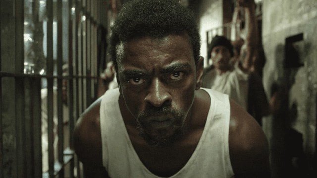 Cenas da série Irmandade, com Seu Jorge