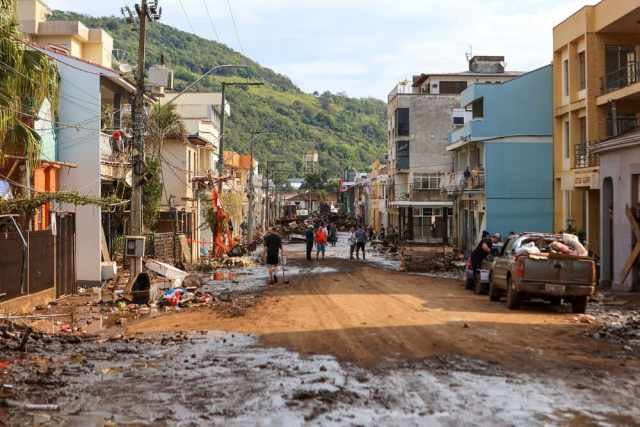Moradores de Muçum no Rio Grande do Sul limpando rua pós enchente