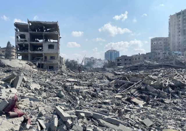 Danos após um ataque aéreo israelense na área de El-Remal, na cidade de Gaza, em 9 de outubro de 2023