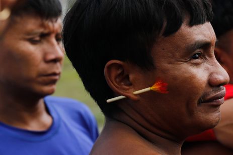 Surucucu (RR), 09/02/2023 - Homens yanomami em Surucucu, na Terra Indígena Yanomami. Foto: Fernando Frazão/Agência Brasil