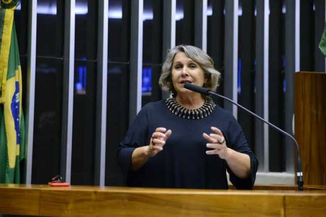 Deputada Erika Kokay, autora de projeto de lei que busca criar política de assistência para pessoas com síndrome da fadiga crônica