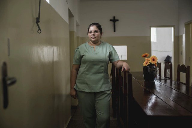A enfermeira Camila Silva no posto de saúde de Pedra do Indaiá