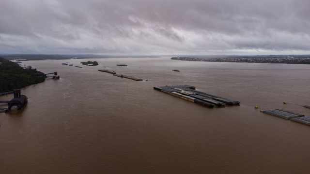 Barcaças no Rio Tapajós, próximas de Itaituba