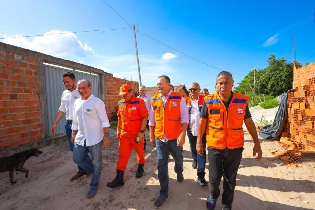 Governador do Maranhão, Carlos Brandão, em visita a Barreirinhas, cidade afetada pelas chuvas no estado