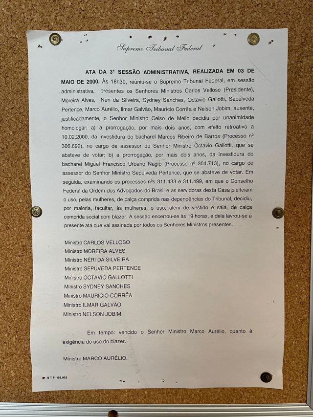 Ata de 2000 documenta a solicitação da liberação do uso de calças para mulheres na Corte e questiona dress code permitido à época