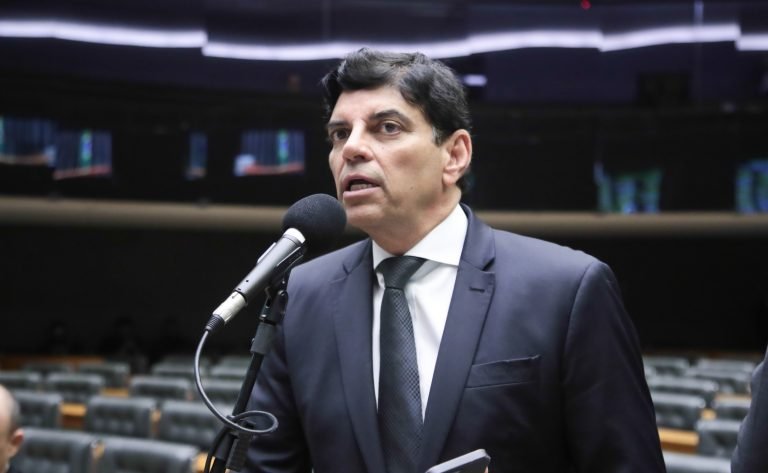Deputado Claudio Cajado fala ao microfone