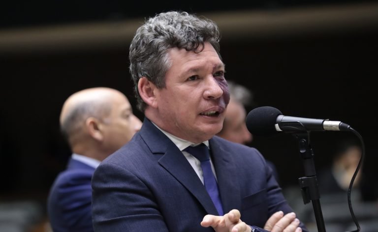 Deputado Reginaldo Lopes fala ao microfone