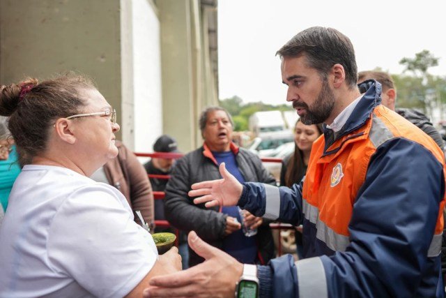 Governador do Rio Grande do Sul veste casaco da Defesa Civil