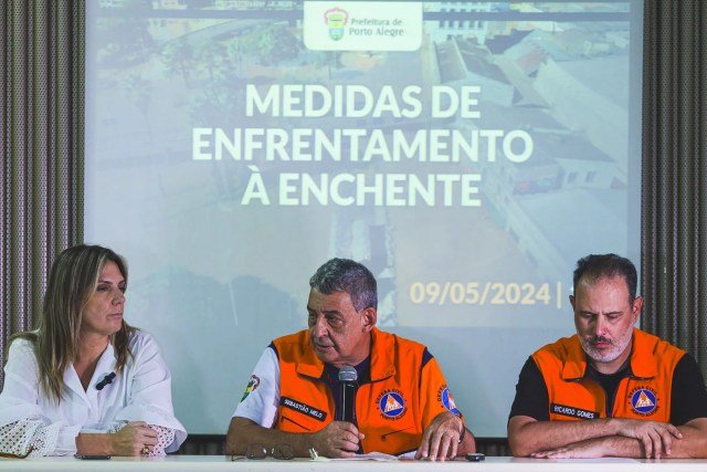 Prefeito de Porto Alegre, Sebastião Melo (centro) e o vice-prefeito, Ricardo Gomes (à dir.) durante coletiva de imprensa sobre o balanço da crise climática na cidade
