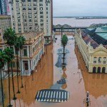 Prefeitura de Porto Alegre a esquerda e o Mercado Municipal a direita, alagados, após chuva intensa no Rio Grande do Sul