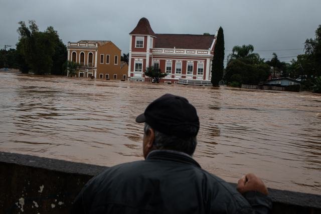 Populares observam o nível do Rio dos Sinos antes da enchente no Centro