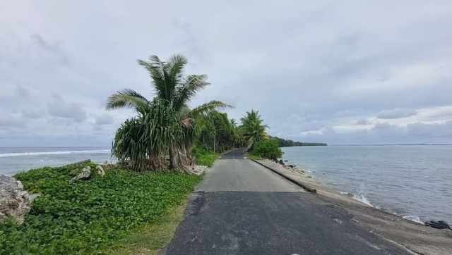 Trecho estreito entre o oceano e a lagoa de Tuvalu