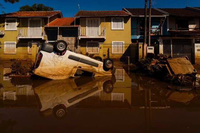 Mais de 200 mil carros foram destruídos durante as cheias no Rio Grande do Sul, Rio Grande do Sul. Este surgiu virado após as águas terem começado a baixar na cidade de Eldorado do Sul, na região metropolitana de Porto Alegre