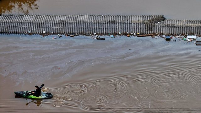 Operação de resgate com o helicóptero do Corpo de Bombeiros na Região Metropolitana de Porto Alegre, no Rio Grande do Sul (RS)