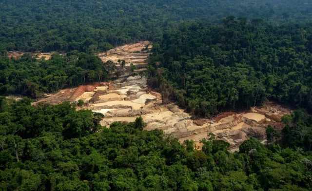 Imagem aérea de garimpo no território indígena yanomami